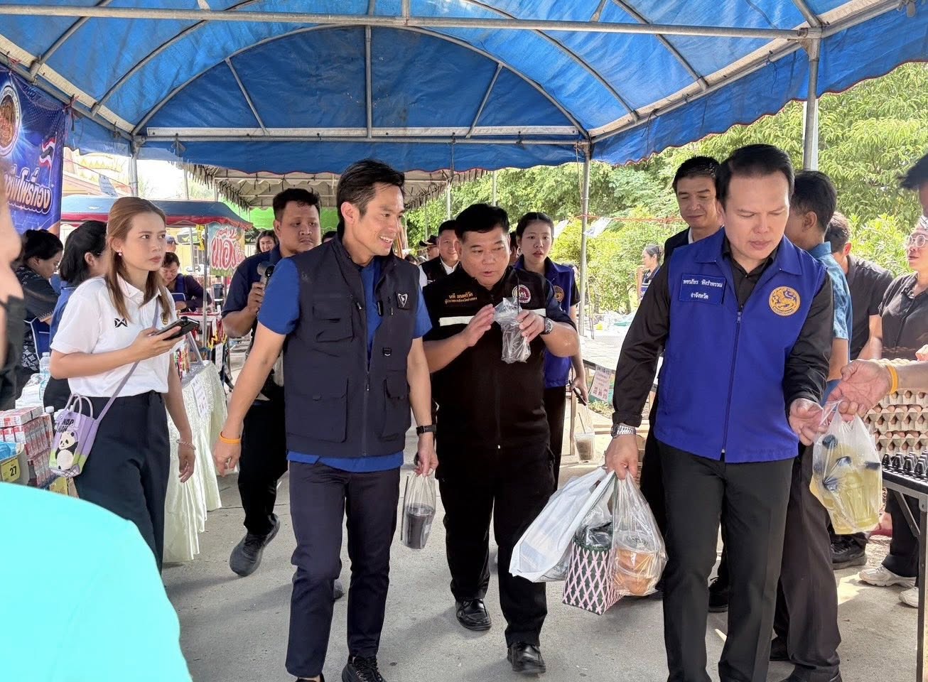 title - ส.ป.ก.อ่างทอง ไทยช่วยไทย ลดภาระ ลดค่าครองชีพ กิจกรรมจำหน่ายสินค้าอุปโภค บริโภค และสินค้าชุมชนคุณภาพดีในราคาประหยัด